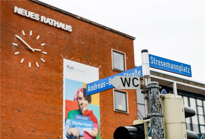 17-Jährige wurde vor Unfall im Auto erstochen Straßenschilder kennzeichen die Kreuzung Andreas-Gayk-Straße und Stresemannplatz in Kiel, auf der sich ein schwerer Unfall ereignete.