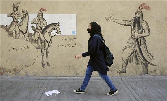 Straßenszene aus Teheran: Die Kopftuchpflicht wird seit Mitte April dieses Jahres strenger von der iranischen Polizei kontrolliert, dabei kommt auch Videoüberwachung zum Einsatz.
