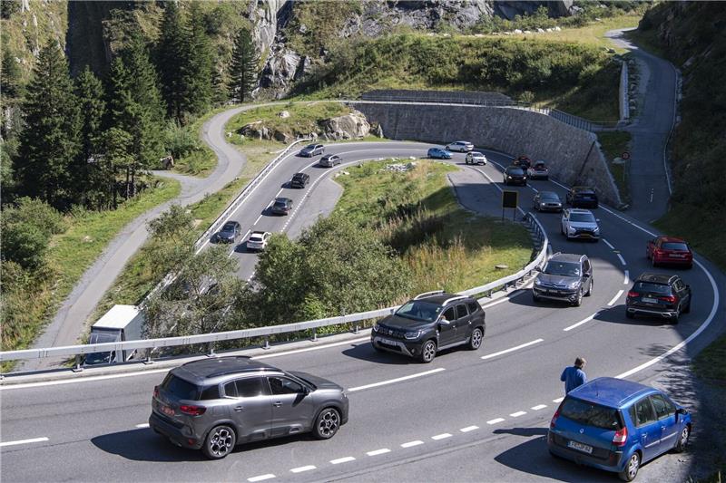 Schweizer Knöllchen werden auch in Deutschland vollstreckt Straßenverkehr in der Nähe des Gotthard-Straßentunnels in der Schweiz. Der neue Polizeivertrag regelt die grenzüberschreitende Zusammenarbeit auch bei der Verfolgung von Straßenverkehrsverstößen.