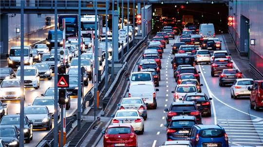 Straßenverkehr ist eine der Quellen für Feinstaub (Archivbild).