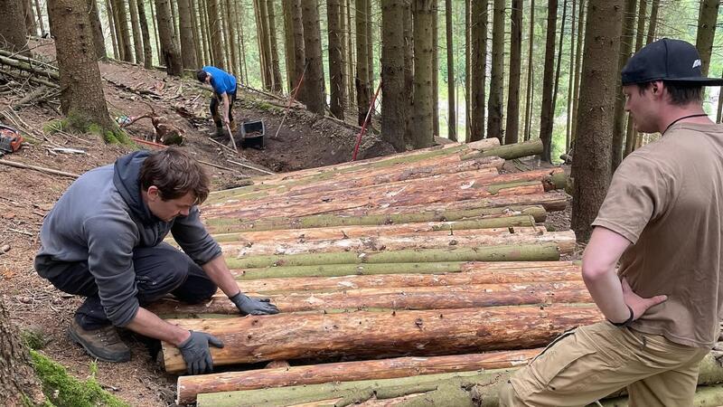 Im Racepark Schulenberg ist Mountainbiking für alle da Streckenpflege ist in Schulenberg Handarbeit.