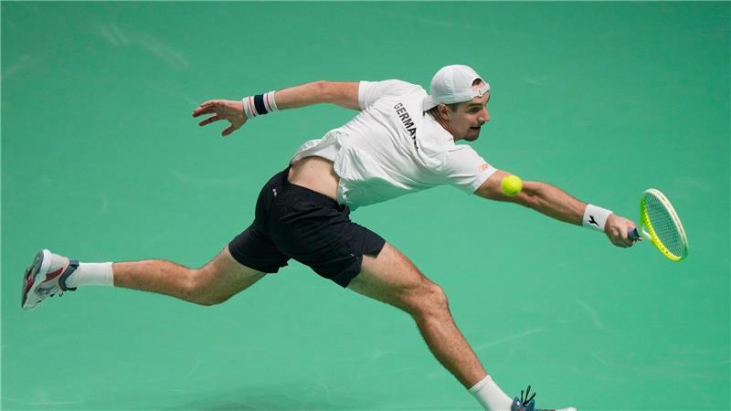 Davis-Cup-Team um Zverev träumt nach Doppel-Drama vom Titel Streckt sich vergeblich: Jan-Lennard Struff