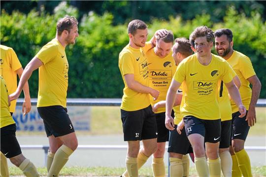 Streicheleinheiten für den Torschützen: Marcel Sollorz (2. v. li.) erhält nach dem 1:0-Siegtreffer gegen die SG Roklum-Winnigstedt die Glückwünsche seiner Mannschaftskameraden. Foto: Drechsler