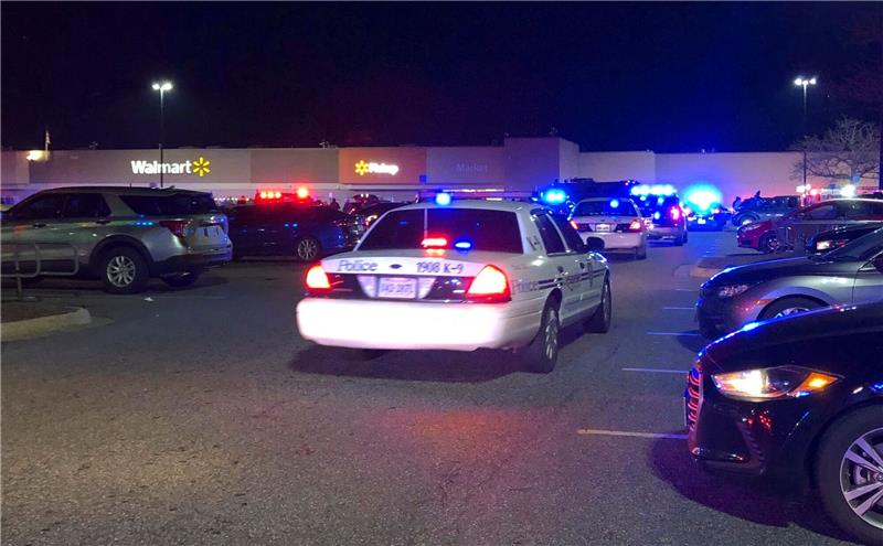 Sieben Tote nach Gewalttat in US-Supermarkt Streifenwagen auf dem Parkplatz des Walmart-Supermarktes.