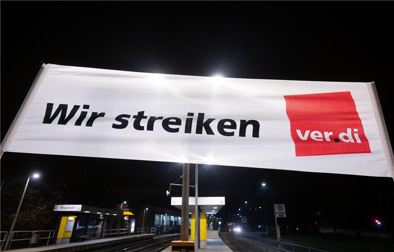 Mehr als 45.000 neue Verdi-Mitglieder in zwei Monaten Streik-Transparent an einer Stuttgarter Stadtbahnhaltestelle.