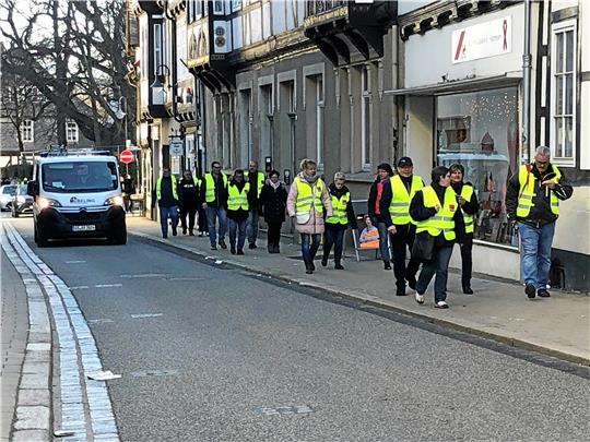 Streik in Goslar: Beschäftigte aus dem öffentlichen Dienstag spazieren am Donnerstag voriger Woche auf dem Fußweg zur Kundgebung, einen Demonstrationszug hatte die Stadt wegen befürchteter Verkehrsprobleme verboten. Foto: Stade