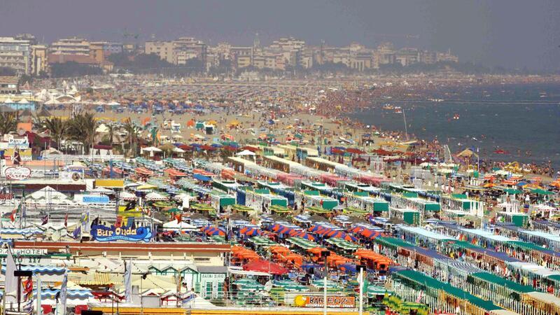 Sommer, Sand und Streik - Italiens Strandbäder machen dicht Streik in Italiens Strandbädern: Die mächtigen Besitzerfamilien wie hier in Rimini und Riccione wehren sich gegen eine EU-Richtlinie. (Foto: Archiv)