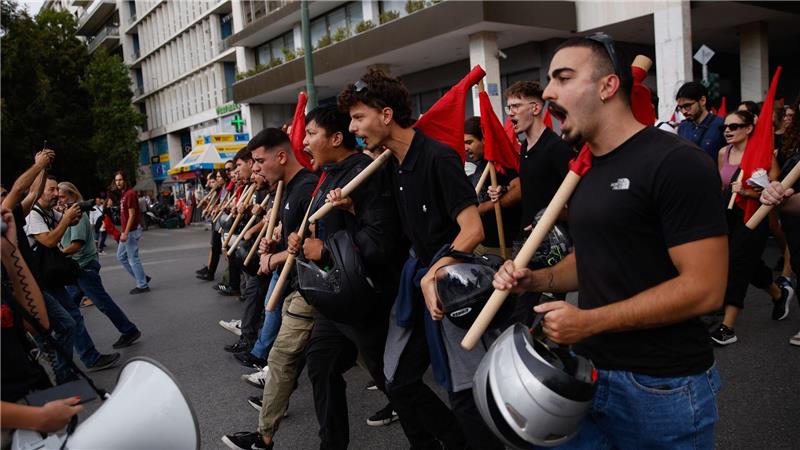 Bilder des Tages Streik legt Athen lahm: Bürger und Gewerkschaften demonstrieren für bessere Arbeitsbedingungen