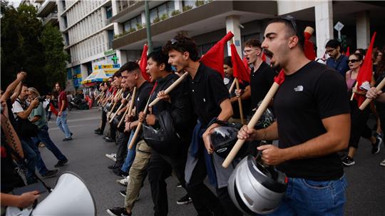 Streik legt Athen lahm: Bürger und Gewerkschaften demonstrieren für bessere Arbeitsbedingungen