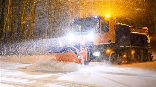 Streikbedingt sind Räumfahrzeuge nicht überall regulär im Einsatz. (Archivbild)