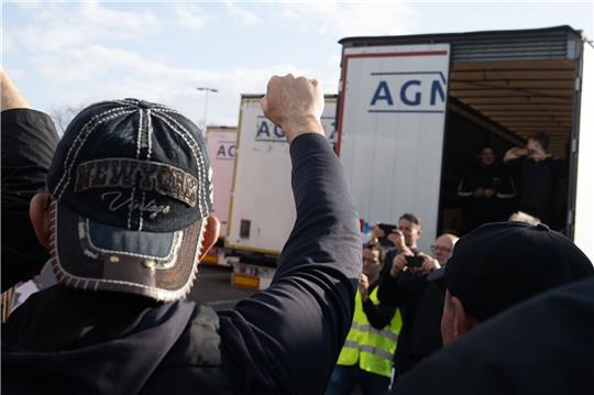 Streikende Lastwagenfahrer stehen auf der Raststätte Gräfenhausen neben ihren LKW.