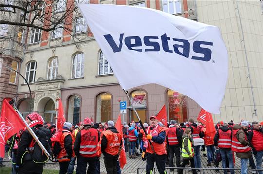 Streikende Mitarbeiter des Windanlagenherstellers Vestas Ende Januar vor dem Gewerkschaftshaus.