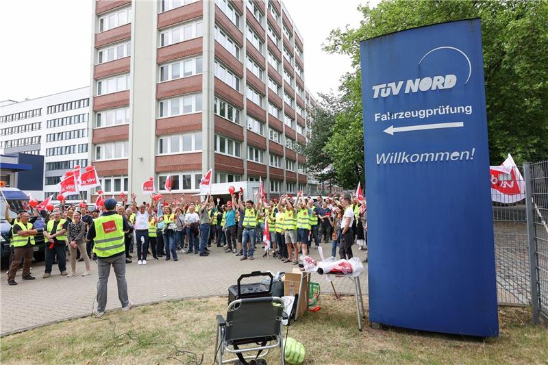 Verdi: Mehrtägiger Warnstreik der Tüv-Beschäftigten Streikende bei einem Warnstreik vor der TÜV-Hauptverwaltung in Hamburg.