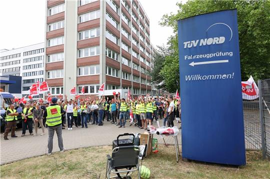 Streikende bei einem Warnstreik vor der TÜV-Hauptverwaltung in Hamburg.