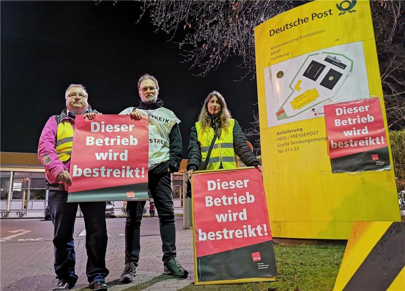 Tarifstreit - Verdi bestreikt Brief- und Paketzentren Streikende halten vor einem Verteilerzentrum der Post in Hamburg Plakate. Die Gewerkschaft Verdi hat zu einem bundesweiten Warnstreik bei der Post aufgerufen.