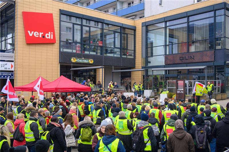 Streikende stehen in der Landeshauptstadt von Sachsen-Anhalt vor dem Streiklokal der Vereinten Dienstleistungsgewerkschaft (verdi).