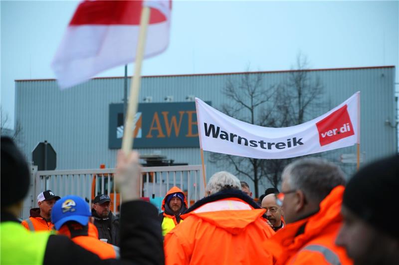 Warnstreiks in Nahverkehr und bei Müllentsorgung Streikende stehen vor dem Werkstor der AWB Abfallwirtschaftsbetriebe in Köln. Die Gewerkschaft Verdi setzt die Warnstreiks im öffentlichen Dienst in NRW fort.