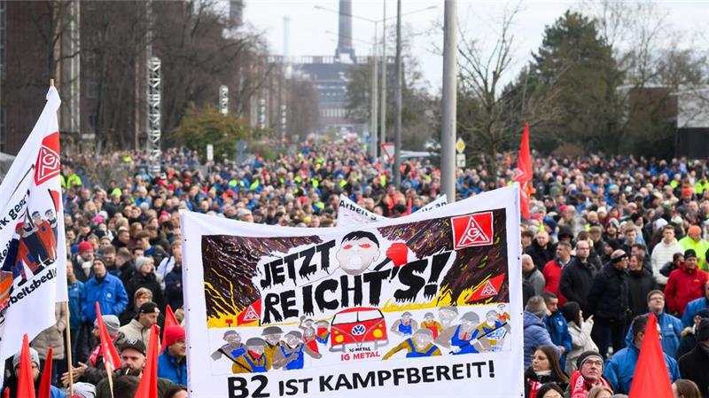 Flächendeckender Warnstreik setzt VW unter Druck Streikkundgebung auf dem Gelände des VW-Stammwerks in Wolfsburg.