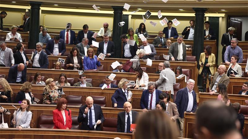 Streit ums Wohnen in Spanien: Mitglieder einer Mietervereinigung protestieren während einer Sitzung des Parlaments in Madrid.