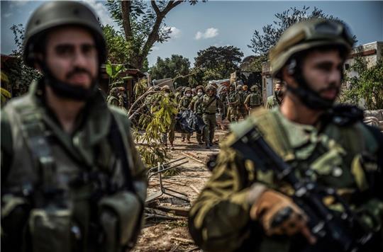 Streitkräfte bergen die Leichen israelischer Bewohner aus einem zerstörten Haus in Kfar Aza.