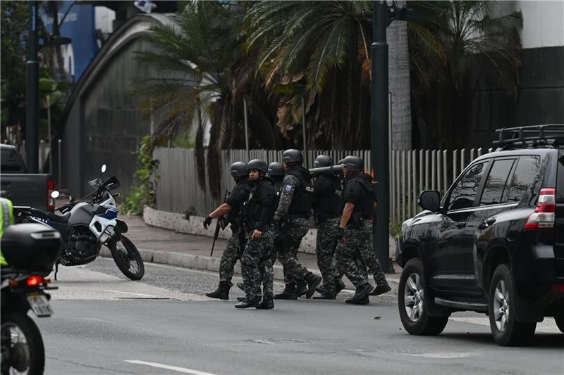 Bandengewalt in Ecuador: Militär soll Gangs ausschalten Streitkräfte sind in der Nähe des Fernsehsenders TC Televisión im Einsatz, nachdem Bewaffnete während einer Live-Übertragung in die Räumlichkeiten eingedrungen sind.
