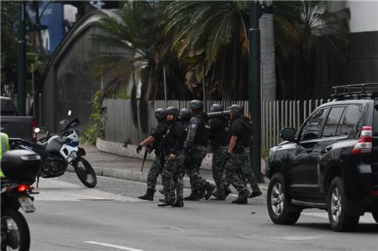 Streitkräfte sind in der Nähe des Fernsehsenders TC Televisión im Einsatz, nachdem Bewaffnete während einer Live-Übertragung in die Räumlichkeiten eingedrungen sind.