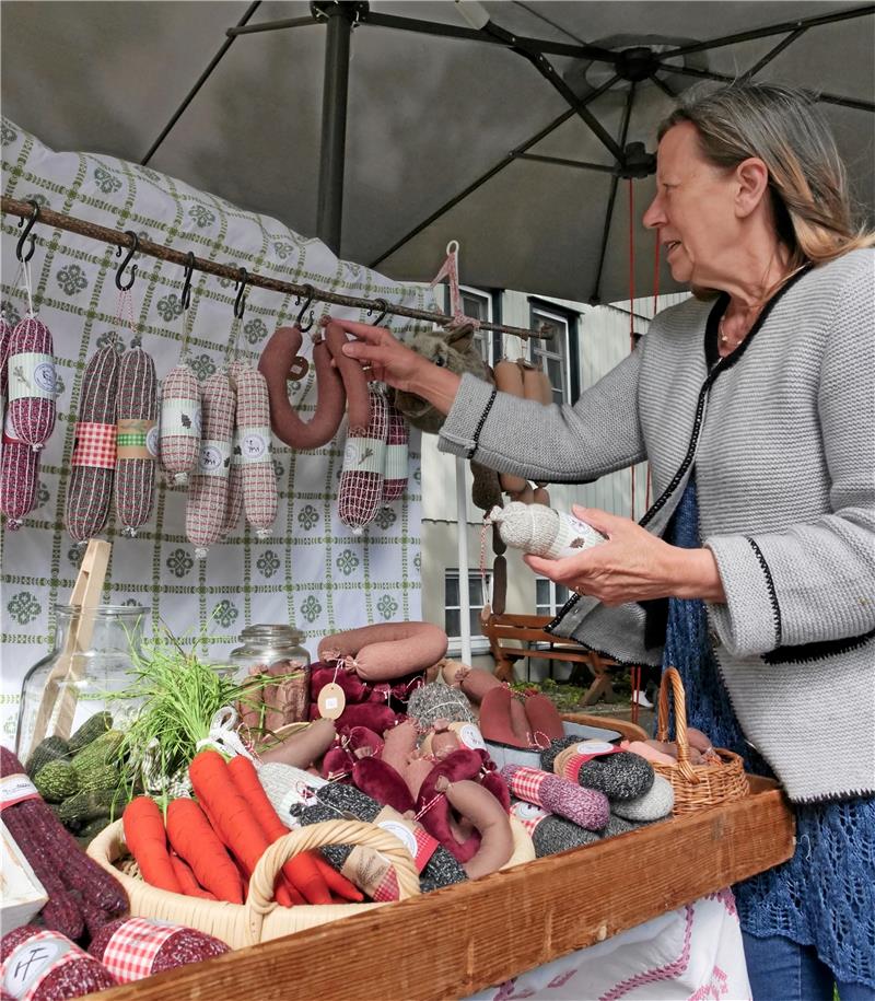 Sonniger Start für den Oberharzer Bergbauernmarkt Strickwürste: Erstmals präsentiert Brigitte Besten-Loscher ihre selbst hergestellten Produkte in der Bornhardtstraße. Foto: Potthast