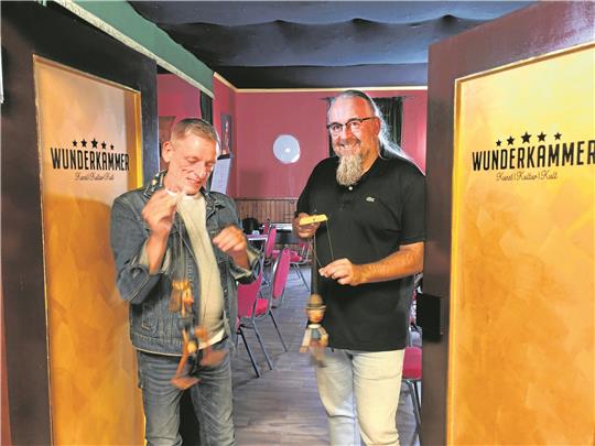 Strippenzieher in der „Wunderkammer“: Theaterbesucher und Landratsbewerber Rüdiger Wohltmann (li.) mit Theaterbetreiber Marco Assmann. Foto: Stade