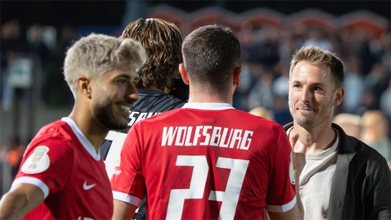Strobl (r) will etwas in die Mannschaftskasse einzahlen.