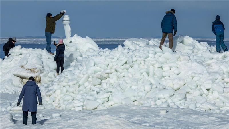 Iglu und Eisberge am Ostseestrand vor Zempin Strömung und Wind treiben das Eis der Ostsee an den Strand vor Zempin auf Usedom.