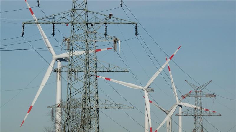 Strom aus Windkraft wird über weite Strecken geleitet. (Symbolbild)