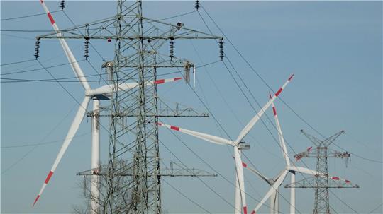 Strom aus Windkraft wird über weite Strecken geleitet. (Symbolbild)