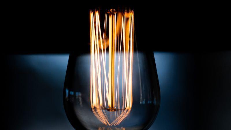 Strom sorgt für Licht in dunklen Räumen. Foto: Rolf Vennenbernd/dpa