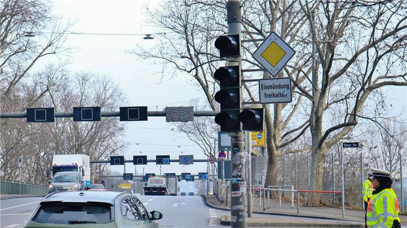 Stromausfall in Stuttgart: Polizisten regeln Verkehr an einer Kreuzung