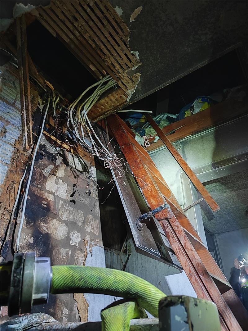 Brand in Seesen: Technischer Defekt ausgeschlosen Stromkabel hängen aus einer Zwischendecke. Foto: Feuerwehr