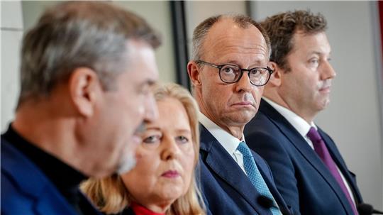 Stromkosten für die Industrie senken, Luftverkehrsteuer auch: Die Koalitionsspitzen verkünden ihre Einigung.