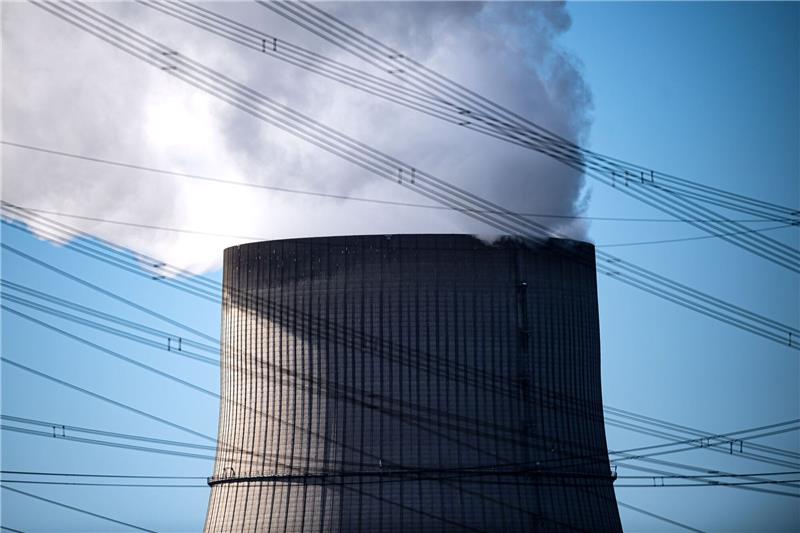 RWE hält am Aus für Kernkraftwerk Emsland am Samstag fest Stromleitungen vor dem Kernkraftwerk Emsland.