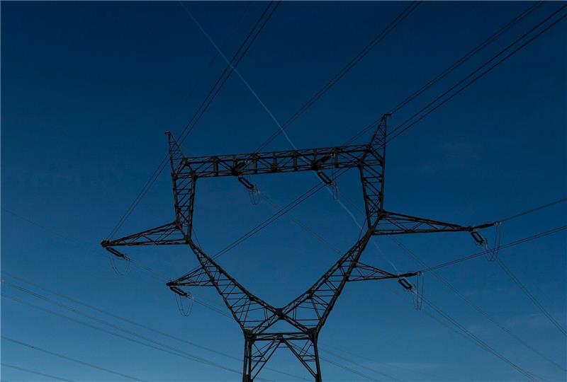 Plötzlich dunkel - Frankreich will Blackout vermeiden Strommasten stehen auf einem Feld in der Nähe des Kernkraftwerks Bugey in Zentralfrankreich.