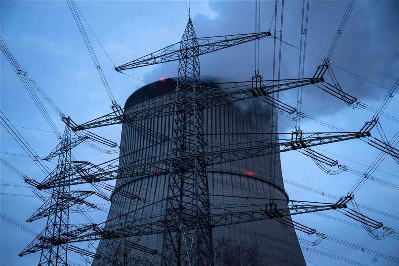 Vor AKW-Abschaltung: Proteste gegen Atomkraft in Lingen Strommasten vor dem Kernkraftwerk Emsland.