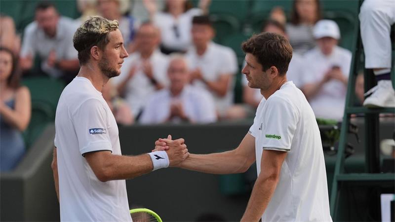 Verpeilter Teddybär? Struff ohne Angst ins größte Match Struffs Achtelfinalgegner Hubert Hurkacz (r) gab verletzt auf.