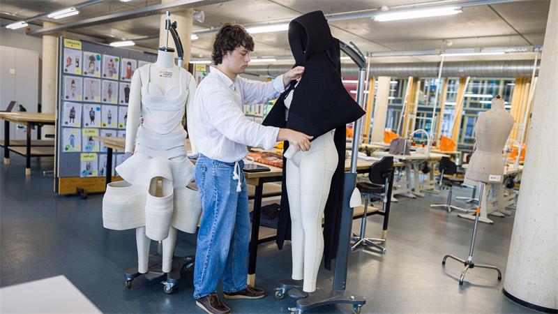 Sind Trachten in? Was Modedesigner von Helgoland mitbrachten Student Linus Koss ließ sich von Trachten inspirieren.