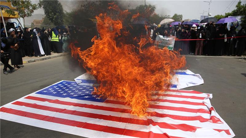 Bilder des Tages Studenten verbrennen US-amerikanische und israelische Flaggen während einer Kundgebung an der Universität Sanaa im Jemen.