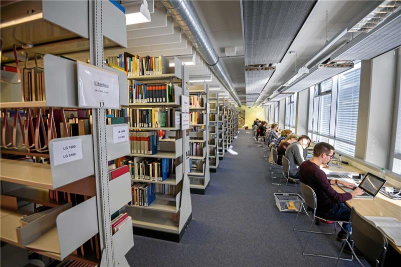 Studenten wälzen Bücher in der Bibliothek – eine Zukunftsvision für Goslar?  Foto: dpa