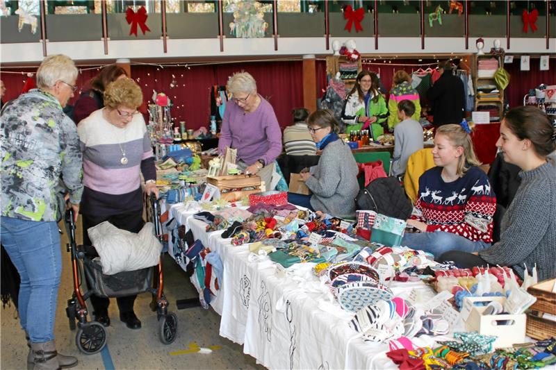 In Clausthal liegen neben Adventskränzen die Nordsee-Muscheln Studentin Lara (rechts) verkauft an ihrem Stand genähte Taschen, Haargummis und Abschminktücher. Fotos: Knoke