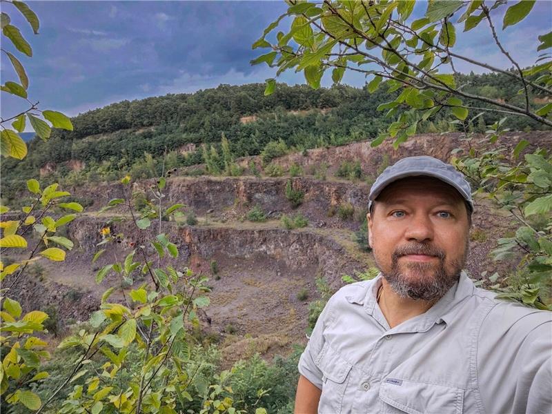 Ältester Nachweis für Frühmenschen in Europa Studienleiter Roman Garba steht an der Ausgrabungsstätte bei Korolewo in der Ukraine.