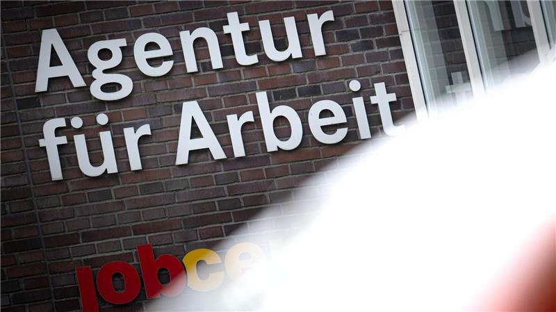 Studienstart und Ausbildungsbeginn wirken sich aber positiv auf den Arbeitsmarkt.  (Archivbild) 