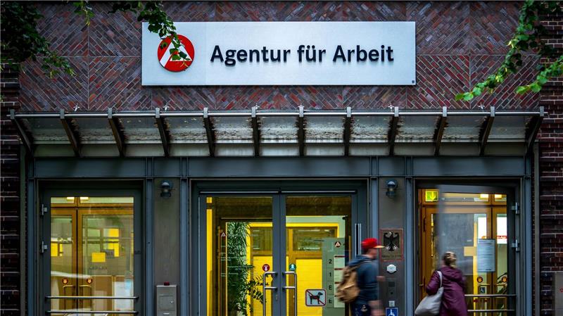 Arbeitslosigkeit in Bremen sinkt nur leicht Studienstart und Ausbildungsbeginn wirken sich aber positiv auf den Arbeitsmarkt aus. (Archivfoto)