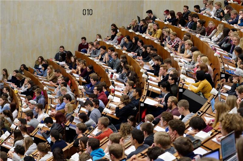 Wohnheime in Niedersachsen und Bremen voll ausgelastet Studierende der Georg-August-Universität sitzen im Zentralen Hörsaalgebäude (ZHG).