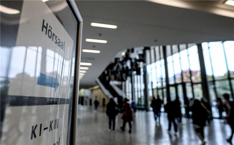 Keine Protestcamps an Niedersachsens Hochschulen bekannt Studierende gehen Richtung Hörsaal.