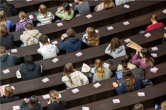 Studierende  im Audimax der Ludwig-Maximilians-Universität in München.